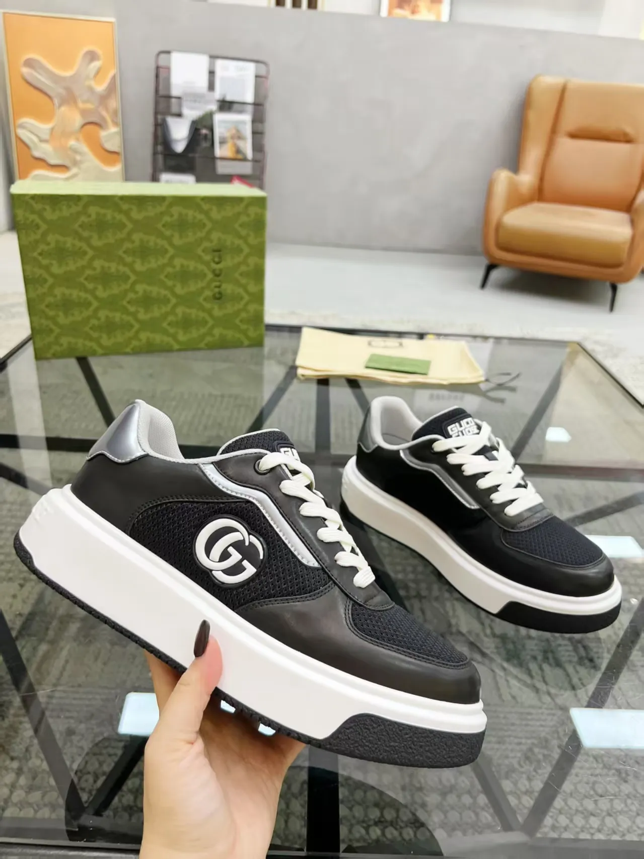 P440 new men's shoes GUCCI [Lightning] latest shoes are shipped. Original quality, fashionable, made of special materials, sheepskin lining, brand new packaging. The foot feels super comfortable and the workmanship is impeccable. Size: 38-45